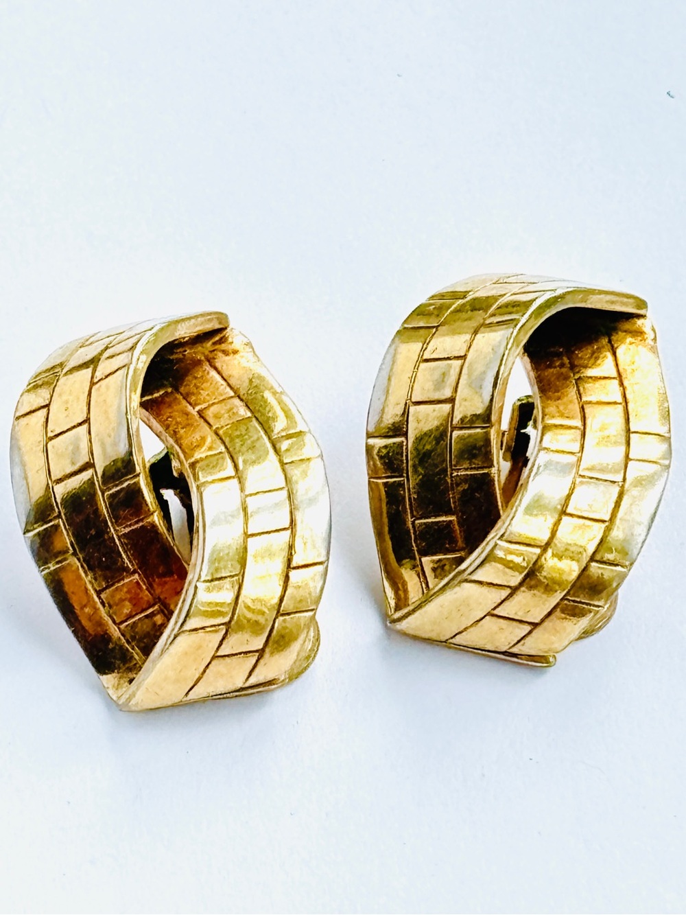 Crown Trifari Vintage 1950s Sculptural Ribbon Gold Tone Clip On Earrings